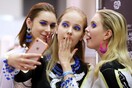 Μοντέλα ποζάρουν για μία selfie