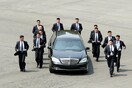 Το βίντεο με τους σωματοφύλακες του Κιμ Γιονγκ Ουν να τρέχουν δίπλα στη λιμουζίνα
