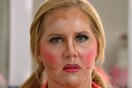 Όταν η Amy Schumer τρολάρει τους ανόητους κανόνες ομορφιάς και makeup― προτείνοντας δικούς της