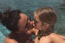 H Βικτώρια Μπέκαμ φιλά την κόρη της στα χείλη, το ίντερνετ εξοργίζεται και οι γονείς απαντούν και αυτοί με φιλιά