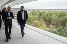 Ο Τιμ Κουκ ξεναγεί τον Σαουδάραβα πρίγκιπα στην Apple - Αγνώριστος με τζιν και σακάκι ο Μοχάμεντ μπιν Σαλμάν
