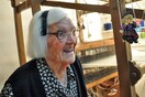 Ικαριώτισσα 106 ετών υφαίνει, τρέχει και δηλώνει: Έρχονται να δούν γιατί ζω ακόμη και με χασομερούν
