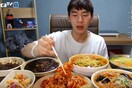 Γνωρίστε το αστέρι του mukbang, μιας μάλλον αηδιαστικής διατροφικής μόδας της Κορέας