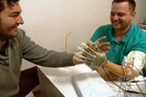 Βιονικό χέρι μεταδίδει την αίσθηση της αφής σε πραγματικό χρόνο