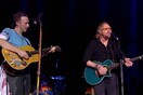 Οι Coldplay διασκευάζουν το Stayin' Alive με τον Barry Gibb on stage
