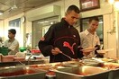Όταν οι σεφ λένε μαζικά «όχι» στο πεταμένο φαγητό, κάτι κακό συμβαίνει