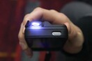 CES 2014: Θήκη - φορτιστής, μετατρέπει το iPhone σε taser
