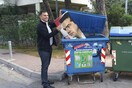 Ο Καραμέρος φωτογραφίζεται την ώρα που "ανακυκλώνει" τον Τσίπρα