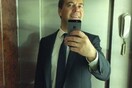 Ένας Πρωθυπουργός βγάζει selfie στο ασανσέρ