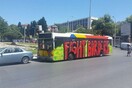 Οι «κατασκηνωτές» του ΑΠΘ σταματούν και βάφουν με σπρέι λεωφορεία στη Θεσσαλονίκη