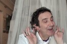 O Άγγελος Παπαδημητρίου διαβάζει ελληνική ποίηση με μουσική του Μάνου Χατζιδάκι