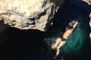 To βαθύ γαλάζιο της Μεσογείου στην Απουλία της Ιταλίας