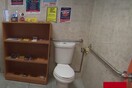 Τα WC της ηρωίνης: σωτηρία ή υποκρισία;