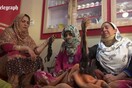 Θρηνώντας πάνω από κομμένες κοτσίδες