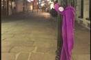 Ξαφνικά, οι δρόμοι του Μπρίστολ γέμισαν κασκόλ και καπέλα - κι ο λόγος είναι συγκινητικός