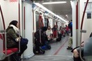 Κακοσμία κι αγένεια στο Μετρό: κάποιοι σκέφτηκαν να διδάξουν καλούς τρόπους στους επιβάτες