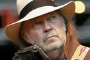 O Neil Young αποσύρει τη μουσική του από το διαδίκτυο
