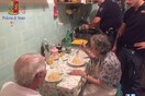 Ιταλία: Τέσσερις αστυνομικοί μαγειρεύουν μακαρόνια σ' ένα μοναχικό, ηλικιωμένο ζευγάρι σε μια τρυφερή κίνηση ανθρωπιάς