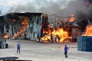 Σε εξέλιξη μεγάλη φωτιά σε εργοστάσιο χυμοποιίας στη Νέα Κίο