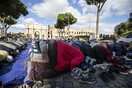 Μουσουλμάνοι προσεύχονται μπροστά στο Κολοσσαίο διαμαρτυρόμενοι για τα τεμένη που κλείνουν οι αρχές