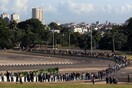 Χιλιάδες Κουβανοί αποχαιρετούν τον Φιντέλ Κάστρο στην πλατεία Επανάστασης της Αβάνας