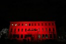 Το Δημαρχιακό Μέγαρο της Αθήνας φωταγωγήθηκε στα χρώματα της τουρκικής σημαίας για τα θύματα της Κωνσταντινούπολης