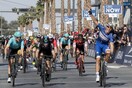 O Marcel Kittel πανηγυρίζει τη νίκη του -εν μέσω αμμοθύελλας- στο Dubai Bike Tour 2017