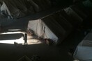 «Οι φυλακισμένοι της Ευρώπης» - Ρεπορτάζ της Guardian για την καθημερινή ταπείνωση των προσφύγων στην Ελλάδα
