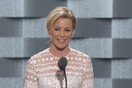 H Elizabeth Banks μιμείται και τρολάρει τον Τραμπ στο συνέδριο των Δημοκρατικών