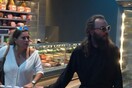 Η επική φωτογραφία νεαρού ιερέα στη Μύκονο με ζώνη Hermès και γυαλιά Gucci
