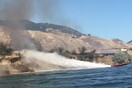 Απίστευτο βίντεο δείχνει πώς ένα οδηγός σκάφους σβήνει φωτιά στη στεριά