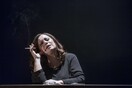 Δείτε αποκλειστικά το νέο τρέιλερ της παράστασης «Χειρόγραφο» με τη Χάρις Αλεξίου