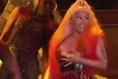 Η Nicki Minaj σε μια πολύ κακή στιγμή - Την πρόδωσε το αποκαλυπτικό ρούχο
