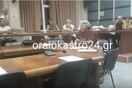 Ωραιόκαστρο: Μια συνταξιούχος μαία χλευάζεται και τελικά αποστομώνει τους ρατσιστές ενώ την ίδια ώρα ο δήμαρχος προτρέπει σε βία