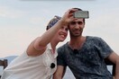 Σε ένα παγκάκι στη Λέσβο κάθεται μια τουρίστρια κι ένας πρόσφυγας... Τι γίνεται μετά;