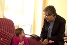 Βρετανός χειρουργός συναντά συγκινημένος το κοριτσάκι που έσωσε στο Χαλέπι
