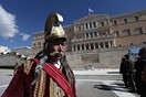 Ως άλλος Κολοκοτρώνης μπροστά στη Βουλή
