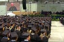 Απόφοιτοι του Notre Dame αποχωρούν από ομιλία του Πενς σε ένδειξη διαμαρτυρίας