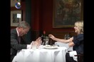 Ο Νάιτζελ Φάρατζ βγαίνει «ραντεβού στα τυφλά» με γνωστή συγγραφέα και γίνεται viral