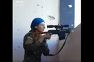 Ελεύθερη σκοπεύτρια γλιτώνει στο παρά πέντε -και χαμογελώντας- από πυρά του ISIS