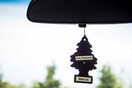 O Balenciaga αντέγραψε τα διάσημα αποσμητικά σε σχήμα δέντρου και τώρα η εταιρία του κάνει μήνυση