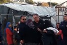 «Γ@@@σου, σκατόγρια! Σαύρα...»-To βίντεο της ντροπής με αστυνομικό να καθυβρίζει ηλικιωμένη πρόσφυγα στη Μόρια
