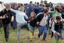 Ουγγαρία: Απαλλάχθηκε η δημοσιογράφος που είχε κλωτσήσει μετανάστες στα σύνορα