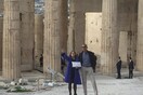 Επίσκεψη Ομπάμα στην Ακρόπολη: Τι συζήτησε με την αρχαιολόγο που τον ξενάγησε