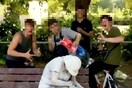 Έφηβοι έφτυσαν και έλουσαν με αλεύρι και αυγά μια ανάπηρη γυναίκα
