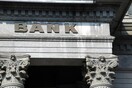 Bloomberg για τράπεζες: Η Ελλάδα είναι παγιδευμένη