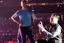 Οι Coldplay διέκοψαν τη συναυλία τους για να μπορέσει να γίνει μια ρομαντική πρόταση γάμου στη σκηνή
