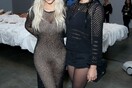 Η Kim Kardashian πάνω από τον γυμνό εαυτό της σε ένα κρεβάτι γεμάτο διάσημους