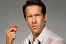 Πρόστυχοι και kinky θαυμαστές προκαλούν τον Ryan Reynolds - και εκείνος απλά απαντά υπέροχα