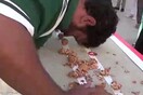 Μπήκε στο ρεκόρ Γκίνες σπάζοντας εκατοντάδες καρύδια με το κεφάλι του (ΒΙΝΤΕΟ)